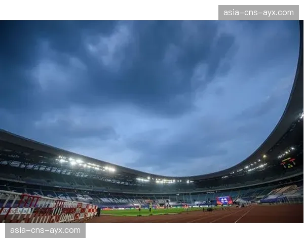 伊蒂哈德球场因突降大雨导致场地积水，比赛一度中断